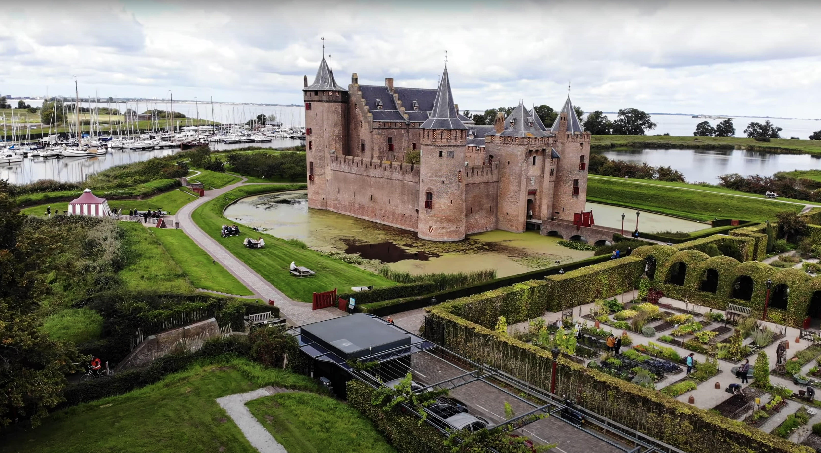 Путешествие по Голландии. Замок замок Мёйдерслот. Виды с коптера